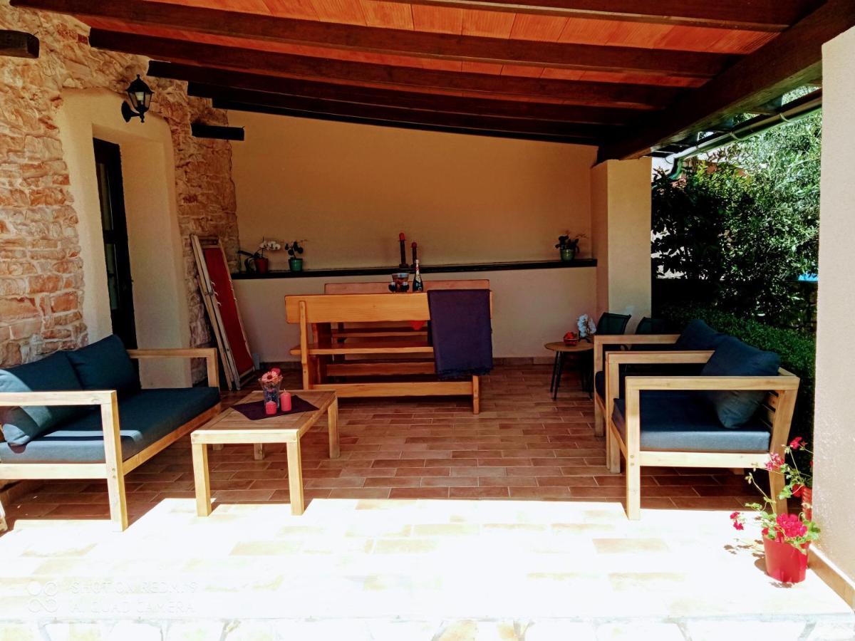 Vila Mala Kuca Sa Velikim Grijanim Bazenom Antonio Šišan Exteriér fotografie