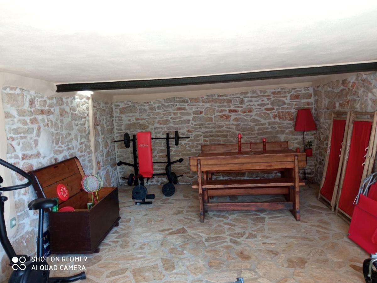 Vila Mala Kuca Sa Velikim Grijanim Bazenom Antonio Šišan Exteriér fotografie