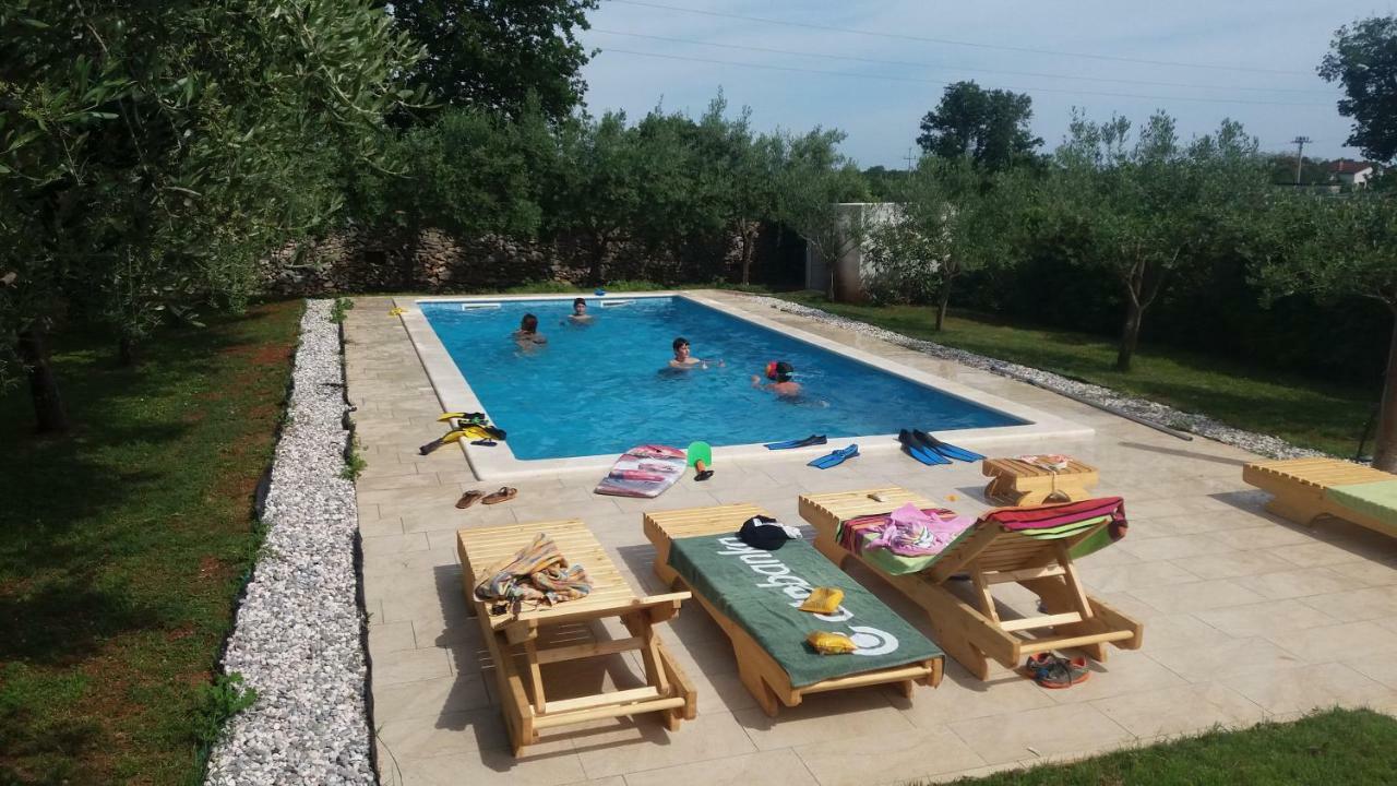 Vila Mala Kuca Sa Velikim Grijanim Bazenom Antonio Šišan Exteriér fotografie