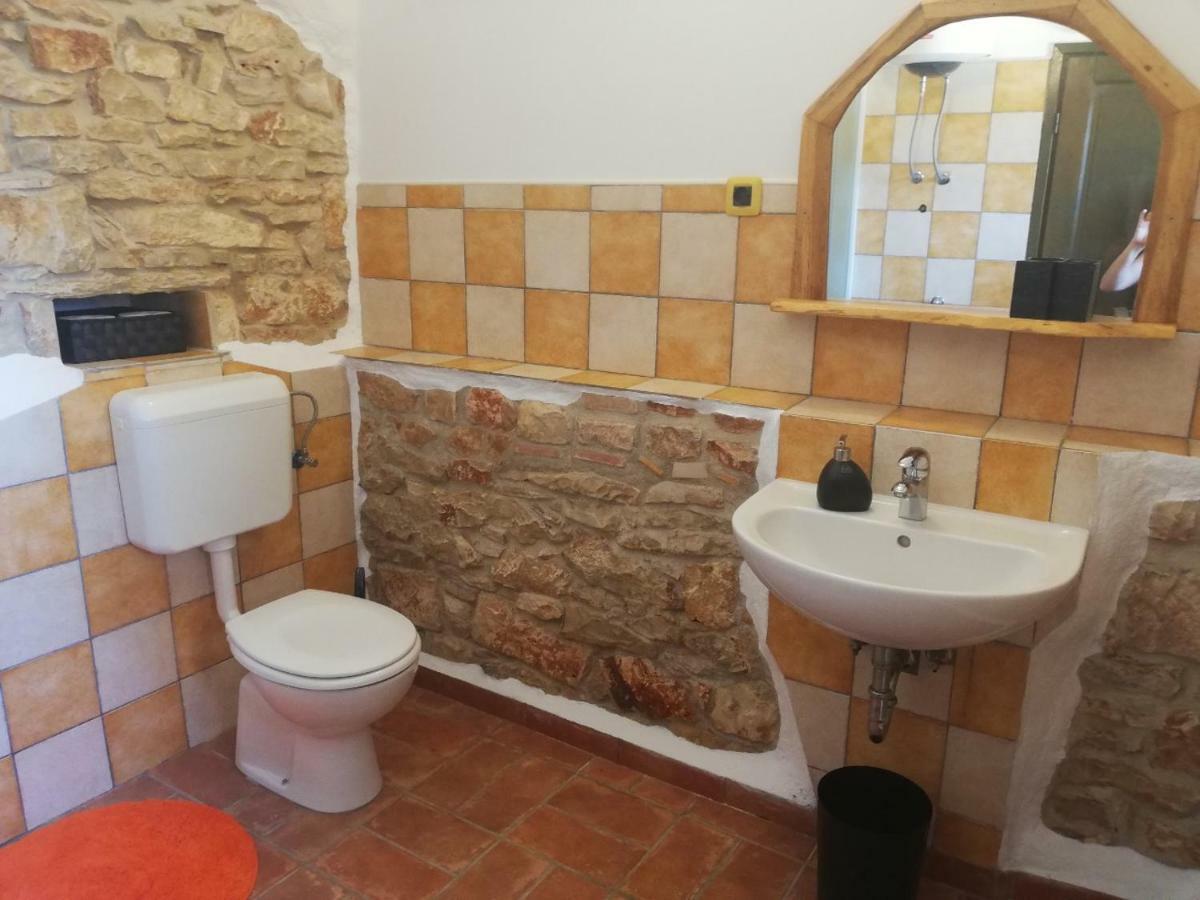 Vila Mala Kuca Sa Velikim Grijanim Bazenom Antonio Šišan Exteriér fotografie
