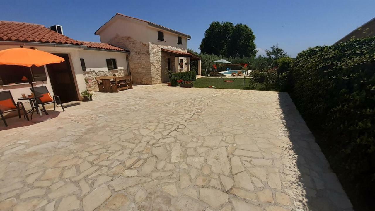 Vila Mala Kuca Sa Velikim Grijanim Bazenom Antonio Šišan Exteriér fotografie